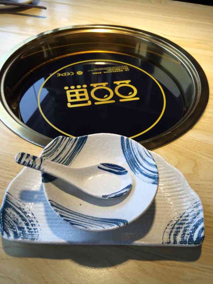 豆豆鱼火锅"店内环境是文艺范,用很多书做装饰.门口.
