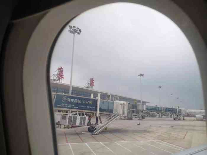襄阳刘集机场停车场-"转机停留,一下飞机的感觉就是,.