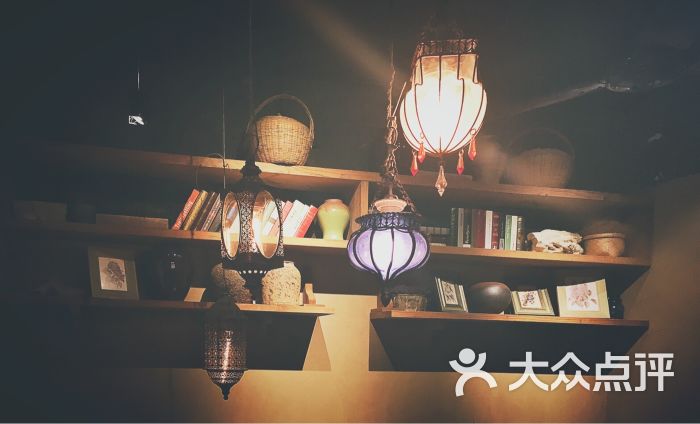 港真!没下次~ 首先我们是五点半左右拿的号,9点才排到位!然后就是外面只有几张椅子,但是有几十号人排队,所以我站了三小时等位!但这不是重点,毕竟我想吃我排队也没人逼我!但是令人烦躁的是,他家排号是分ABC的,两人是A,三到四人是B,四人以上是C!我们三个人,拿的B号!然后几个小时就是不停的叫A号和C号,B号基本没动,所以好多比我们晚来的都先有位了! 门口有一桌两男两女已经吃了超级久,而且是吃完坐着聊天不走那种,吃完聊了起码1小时,完全没有服务员上前沟通,那你就那么几桌,客人不走你们不提那就是不忧没生意咯?