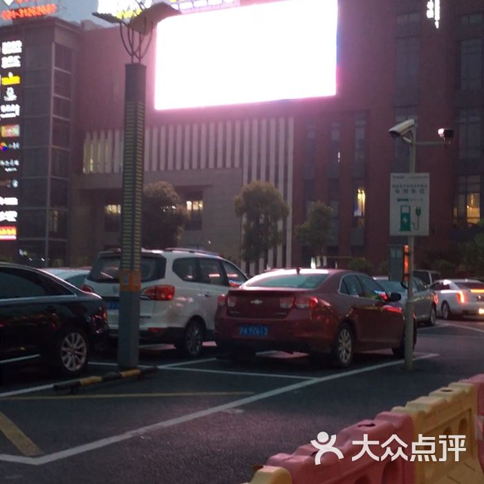 金桥大拇指广场停车场