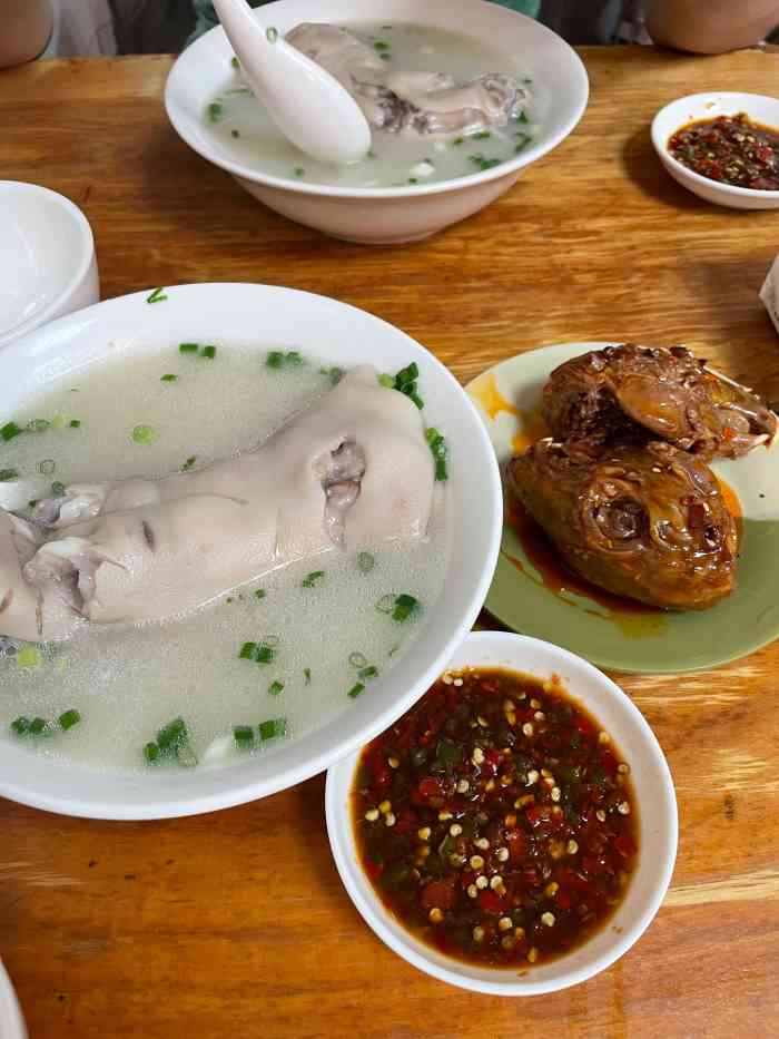 月红蹄花"第一次来吃夜蹄花,这条街上好几家蹄花店铺.