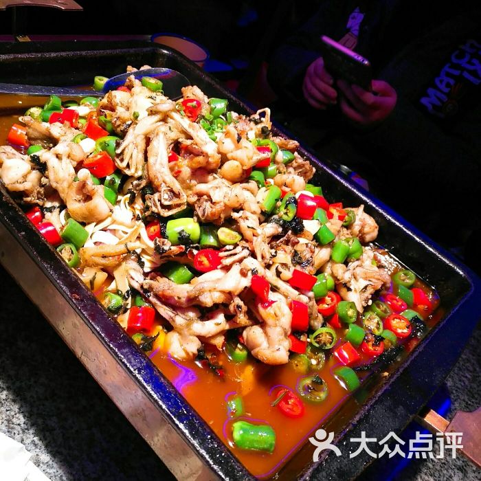 蛙来哒炭烧牛蛙:环境不错  位置离家较长沙美食