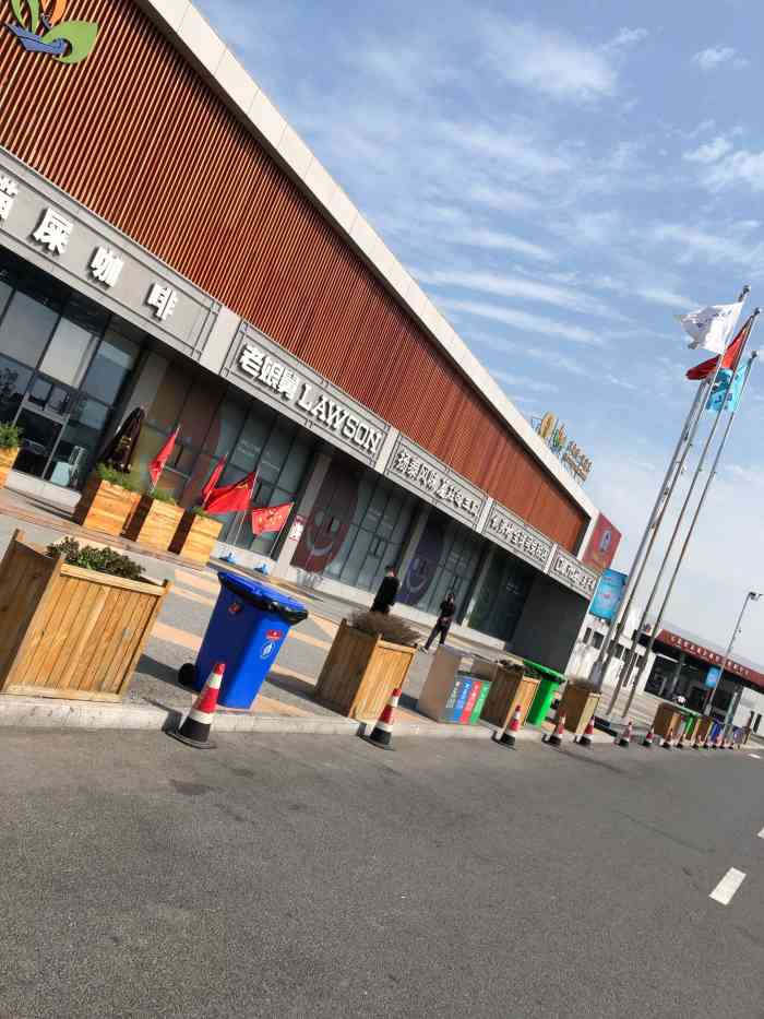 宣堡服务区·停车场"宣堡服务区蛮大的要去洗手间前有个便利店.