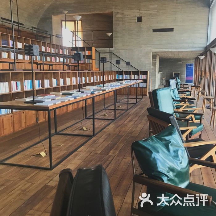 三联书店海边公益图书馆