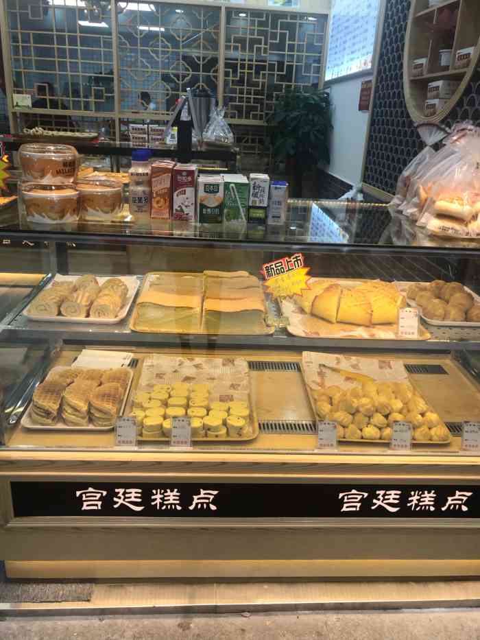 刘记丰盛宫廷糕点"位置在五一路上的一家糕点铺子靠近蒙古营.