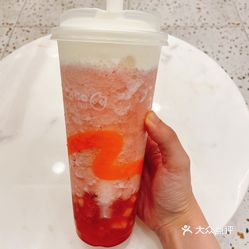 蜜恋桃桃,最下层应该是新鲜的桃子果肉和果酱,中间是冰沙,最上层奶盖