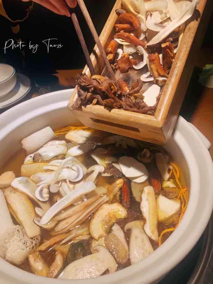 菌彩野生菌火锅(金鹰店)-"[薄荷]环境: 店里面装修得