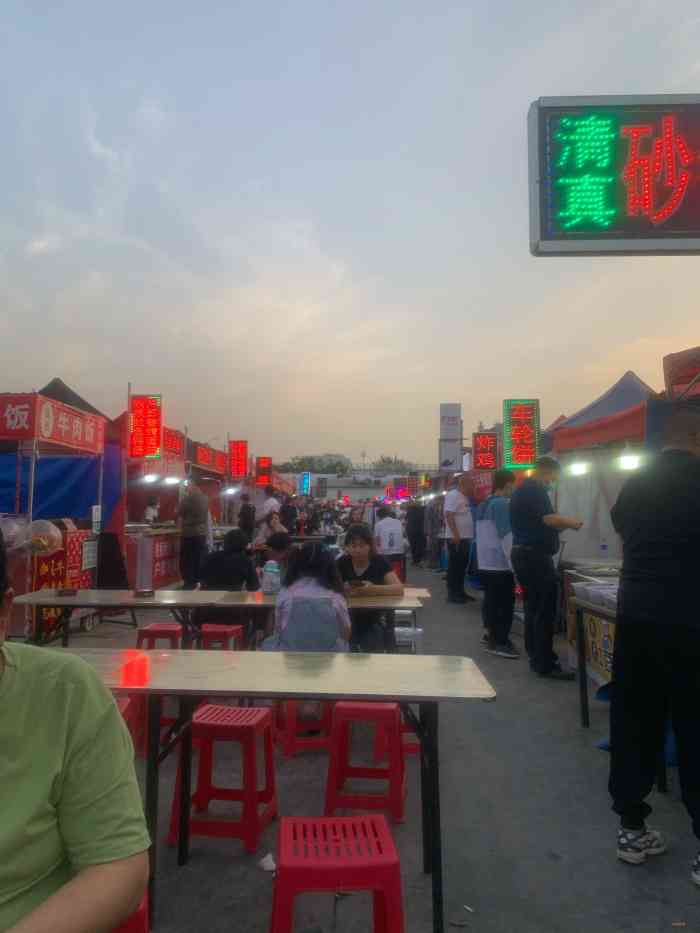 王庄夜市-"从王庄儿市场买完东西出来,发现开了个王庄