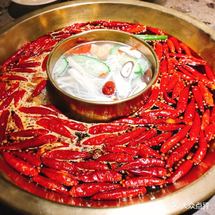 小龙坎老火锅(世纪大道店)红白子母锅图片 - 第1张