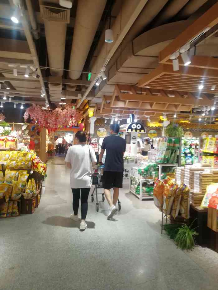 倍客优超市(中央大道店"波浪型陈列有种纵深的感觉,排列及其治愈.