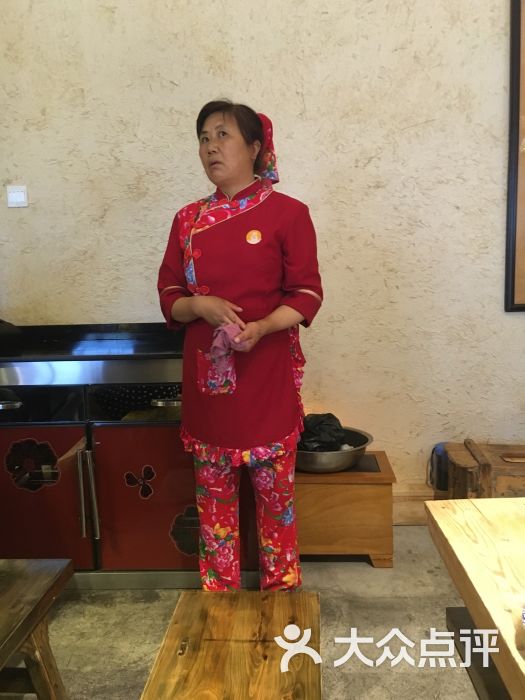 服务员老阿姨