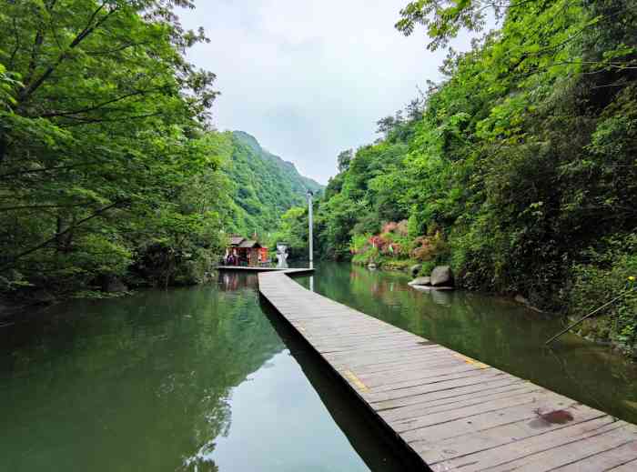 平利桃花溪景区-"五一假期逛逛人特别多停车场车位不.