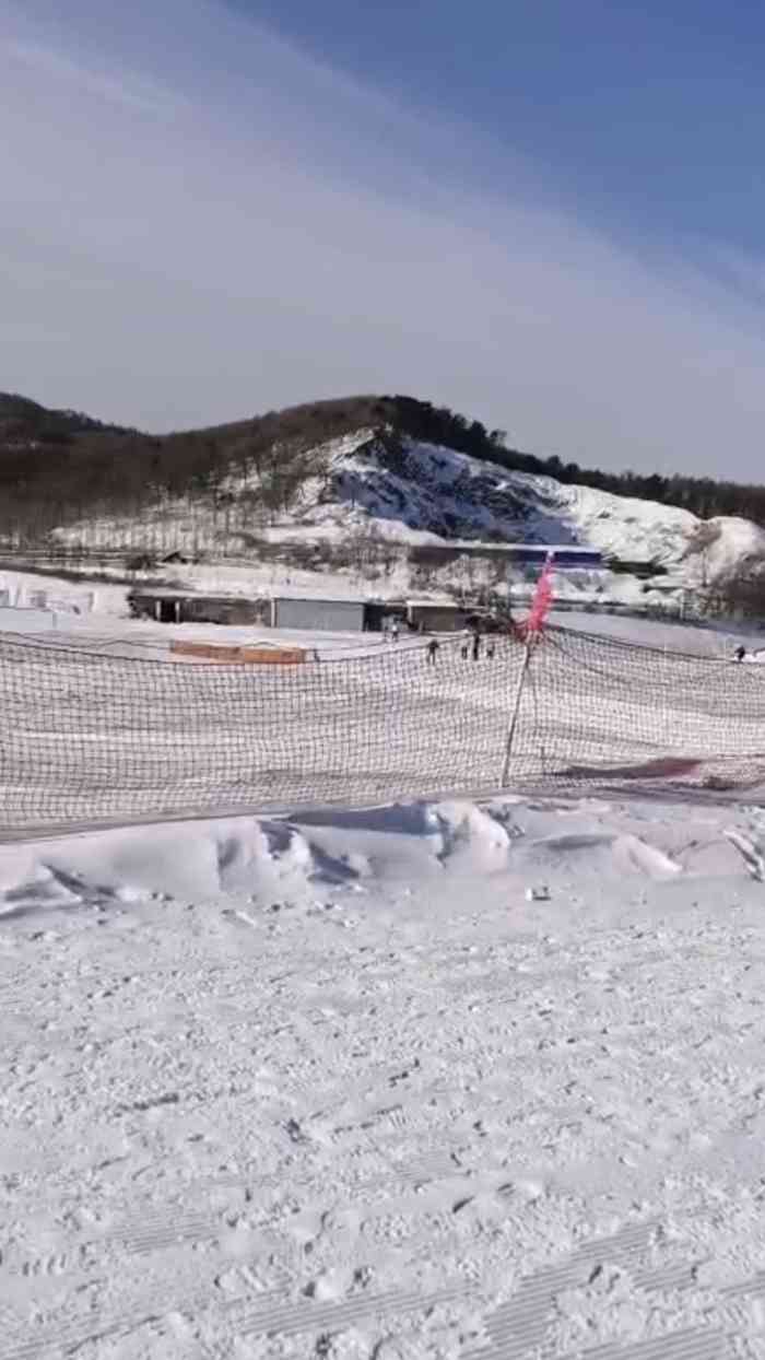 鸣山绿洲滑雪场