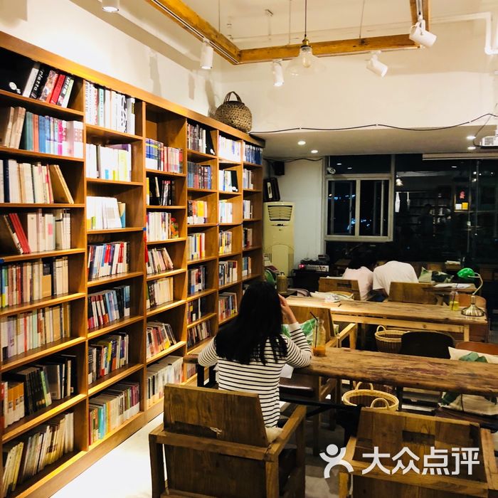 琦竻24小时不打烊咖啡书店