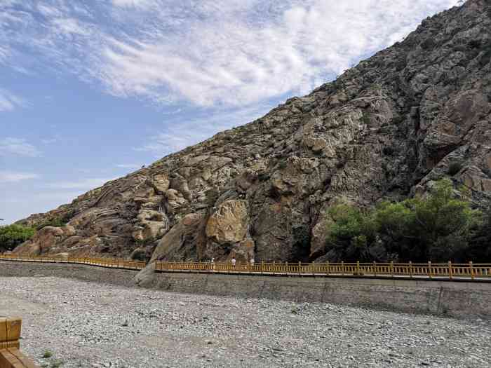 贺兰山岩画遗址公园-"贺兰山岩画也在银川市郊区,贺兰山上,西北.