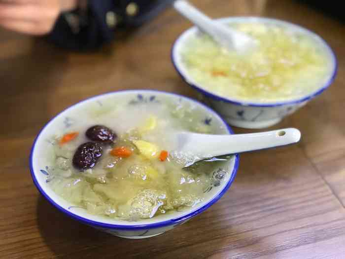 细姨甜汤(丹凤街店)-"吃完午饭准备去吃个甜点,看到这家糖水感觉.