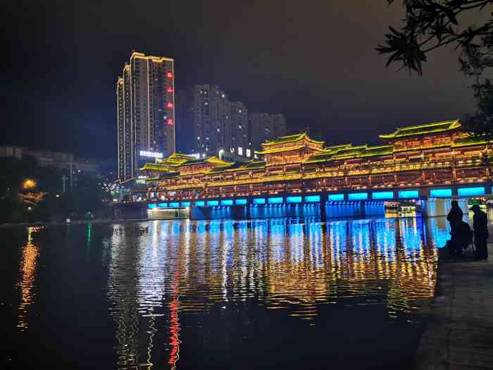 打分 贵州黔南州都匀市的西山大桥夜景很美,桥下河水清澈,两岸有钓鱼