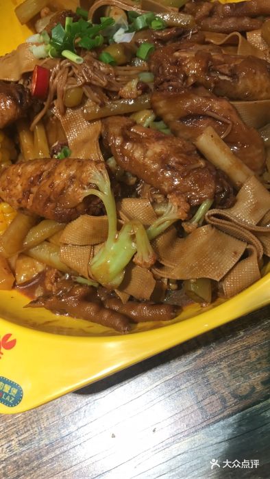 富力广场里,环境还不错。点的小份鸡翅煲,.-巴