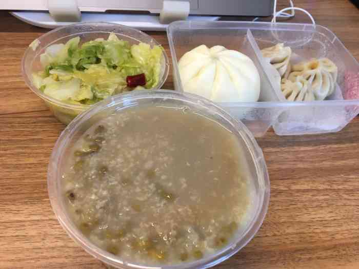 打分 定的外卖,绿豆粥还不错,很稠,圆白菜也不错,咸辣适中,包子是肉的