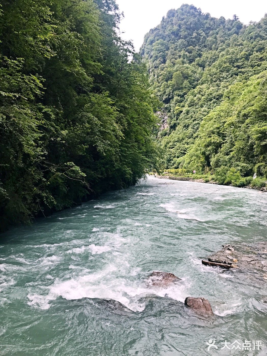 有河滩的地方,可以踩水,河水清澈冰凉