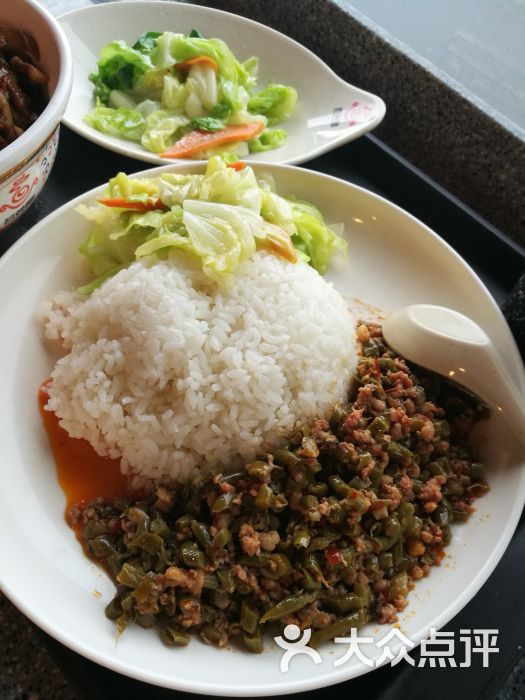 酸豆角肉末饭