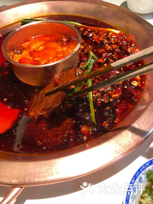我们家是以民国风情为主题的火锅餐厅——让人恍若置身于老上海,触手