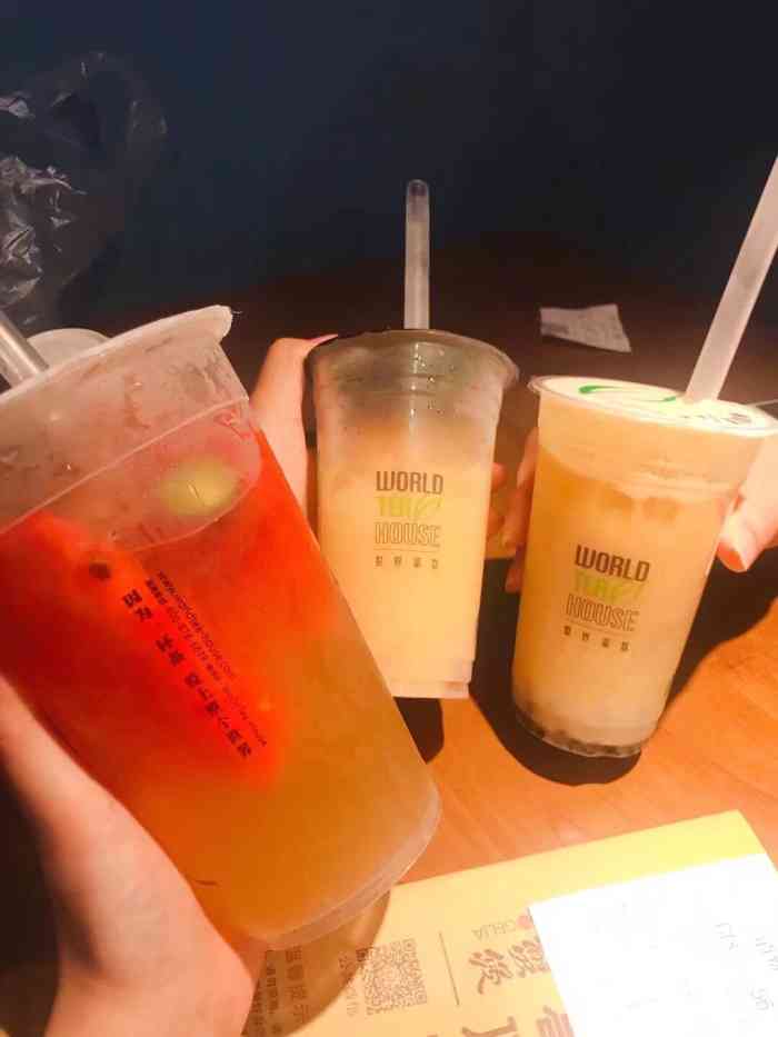 世界茶饮的奶茶真的是超大杯,量超级无敌多,口味也不错,点赞
