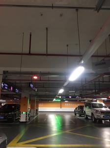 中海环宇荟地下停车库"工作日停车收费10元一小时非工作日停车.