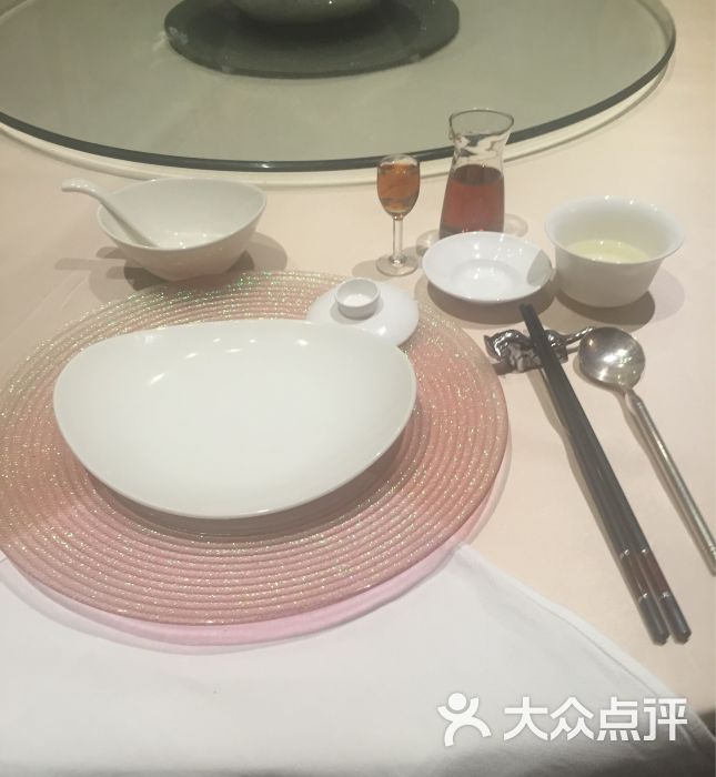 瑞颐新南轩中餐厅餐具摆设图片 第1张