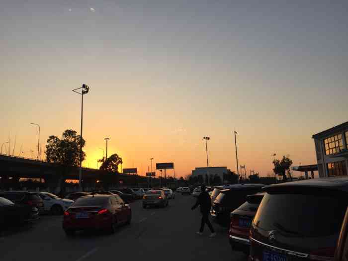 太白岛服务区停车场-