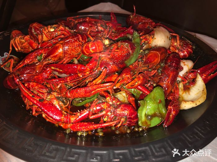 我家小区后门的龙虾网红店,只要在不等位子.
