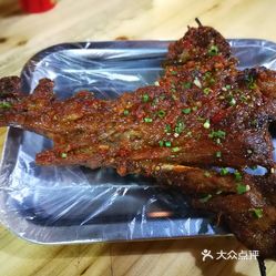 这是我吃过的最大的鸡翅, 一个鸡翅膀可以装满一个盘子, 据说是火鸡的