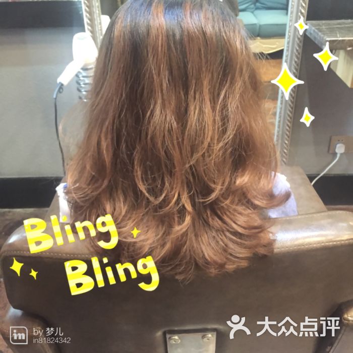 想在毕业之前实现一下染发的梦想(这也可以叫梦想吗 (`) ) 又怕把头发弄糟 向朋友咨询好久才确定的这家做染发~虽然离自己有点远...只要做出来的喜欢就好啦...不怕远~ 这家店就在天府三街地铁出口的附近 招牌也很明显比较好找 一楼还卖一些日式的服装 看着挺舒服的 进门说了下之前有预约 店员确认之后就带我上二楼啦 还有咖啡 果汁 柠檬水等饮品可选~ 他们家染发都是用的资生堂 个人还是比较偏爱资生堂 所以感觉比较放心~给我做发型的是jason 脾气很好 感觉也灰常专业 根据我的平时穿衣风格呀 脸型肤色