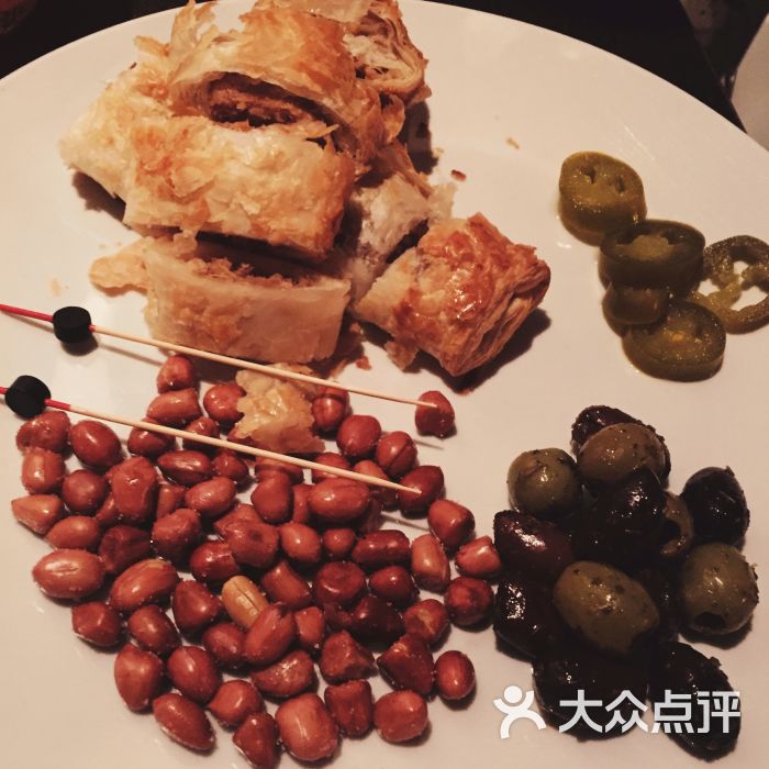 毛毛虫酒吧与比萨小吃拼盘图片 第1张