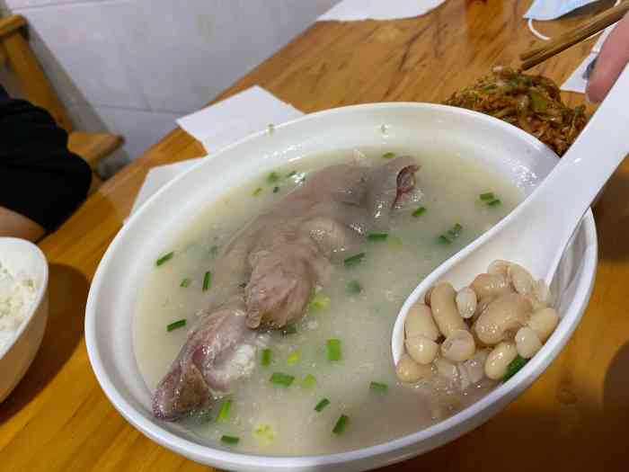 香蹄花豆汤饭(汶川店)-"在汶川吃了特色的晚饭,蹄花汤有猪蹄和白萝.