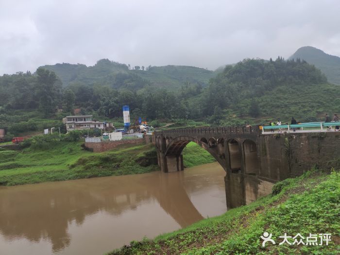 普定县鸡场坡乡红岩小学图片