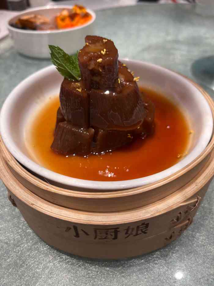 小厨娘淮扬菜(江宁万达店"小笼包皮薄肉嫩很好吃,手一快全吃掉了