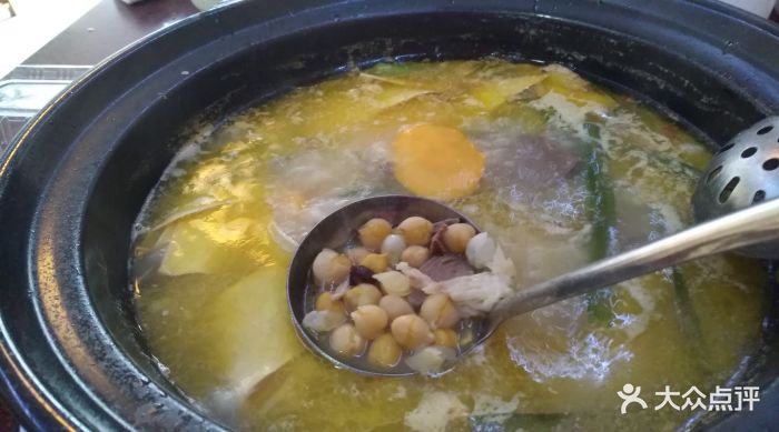 秘制清汤猪肘豆米火锅