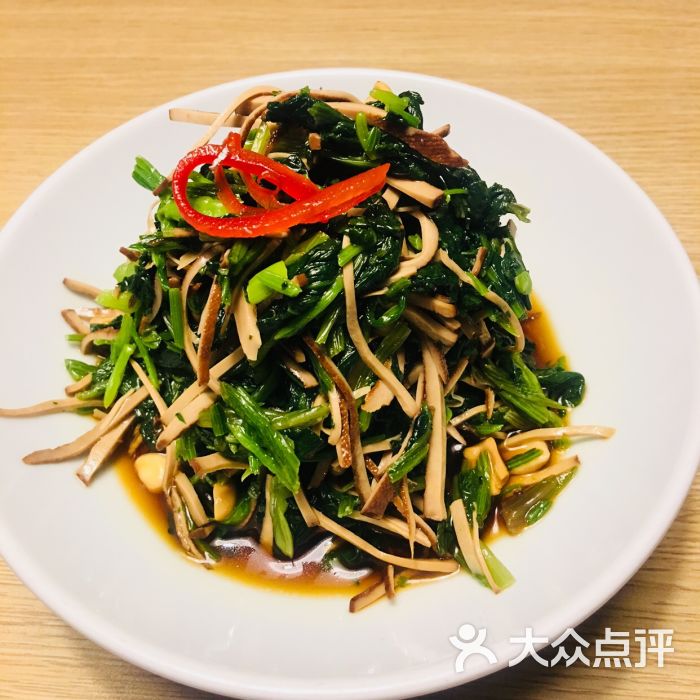 青年公社:说要赶火车,服务员给催单,上菜.天津美