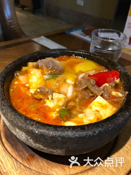 韩式石锅牛肉泡菜炖豆腐