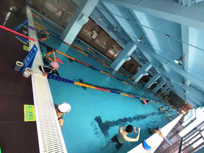泳冠游泳俱乐部-"新开的一家游泳馆,一个夏天没游泳了,终于.