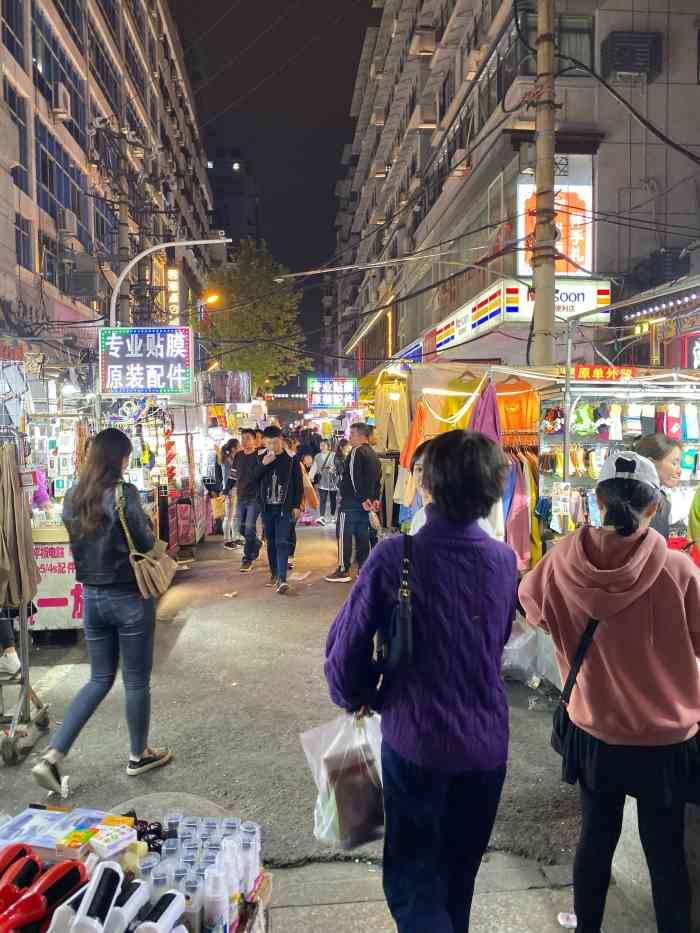 保成路夜市"江汉路商圈有这么一个很大的夜市什么都有.