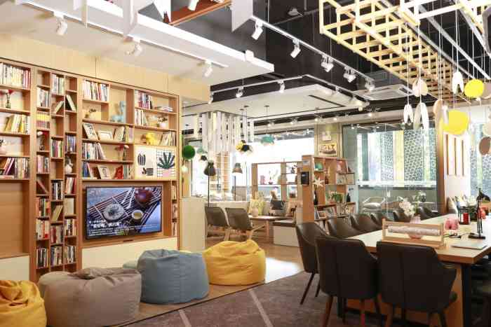 锦囊青年酒店(深圳龙华地铁站店)-"位置:楼下一出门就