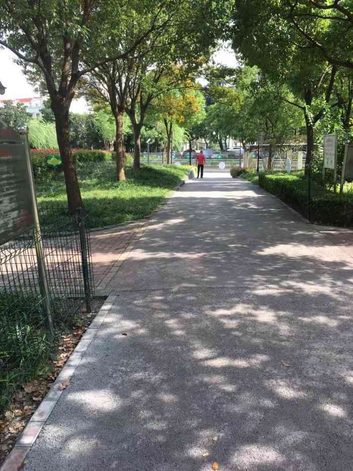 嘉川路小游园"改造好了,很不错.但是篮球场是锁着的.