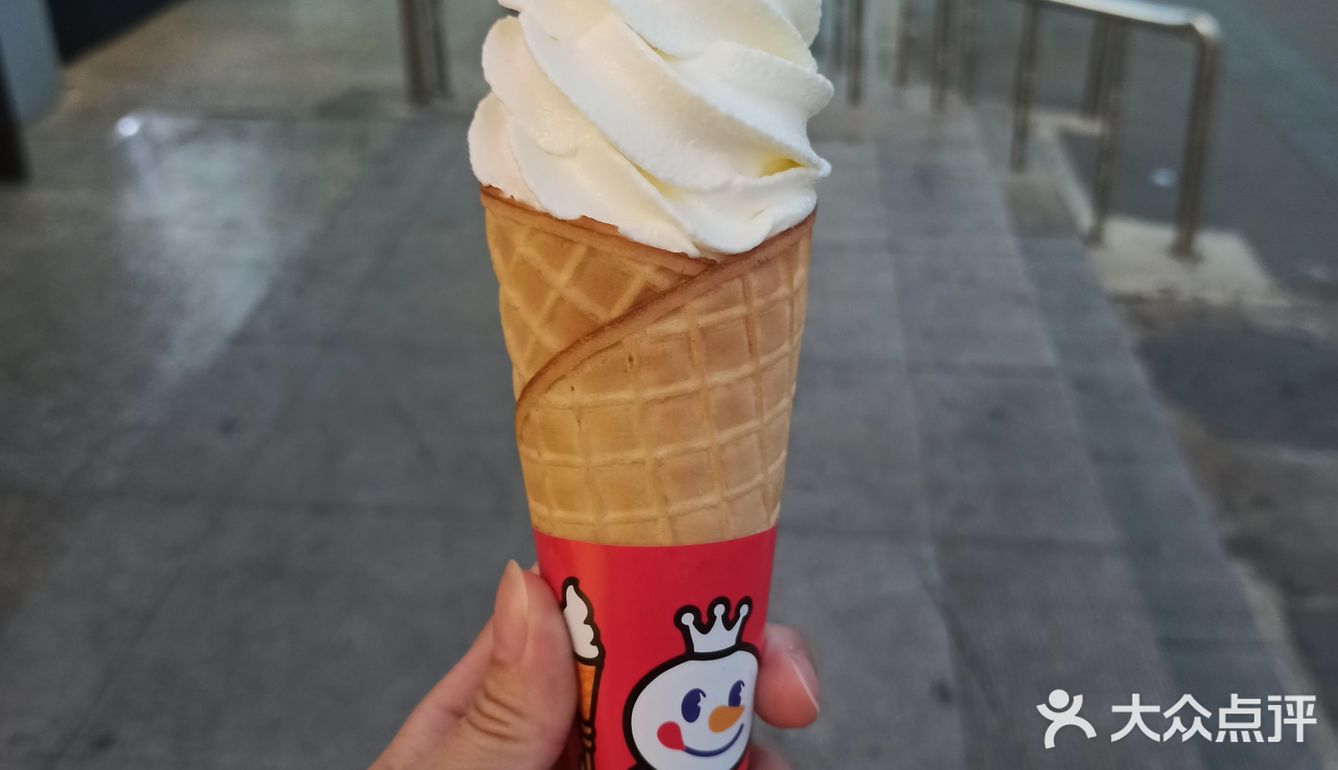 来怀柔区怎么能不吃一口蜜雪冰城的草莓雪王大圣代,芋泥燕麦牛奶呢?