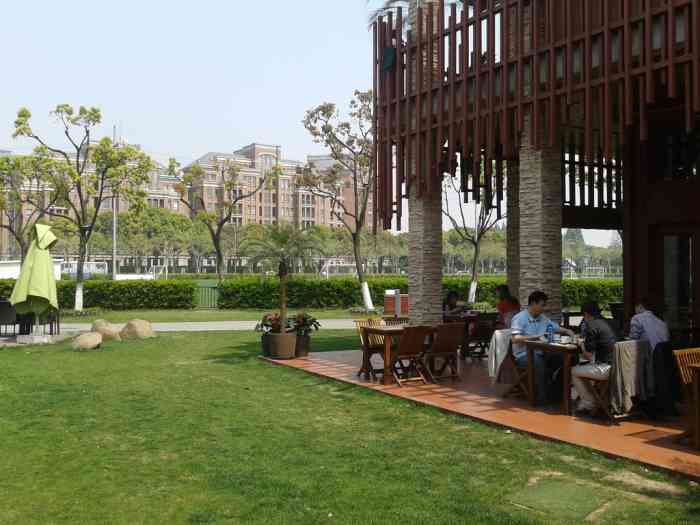碧云体育休闲中心娃娃池"位于金桥碧云社区,我家步行过去差不多15.
