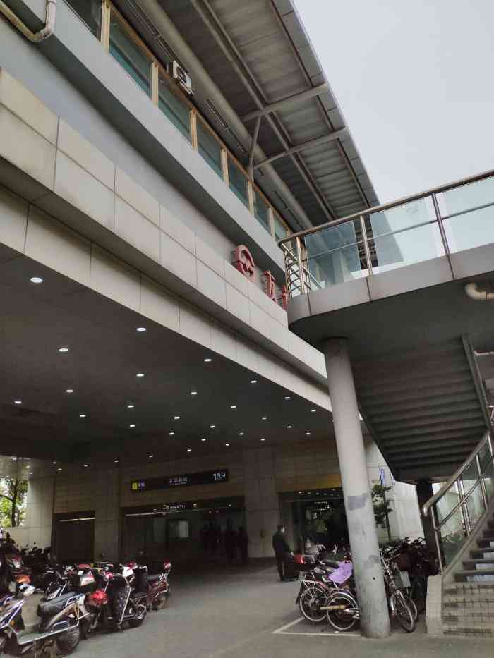 友谊路(地铁站)-"休息天出去选择做地铁三号线的. 车.