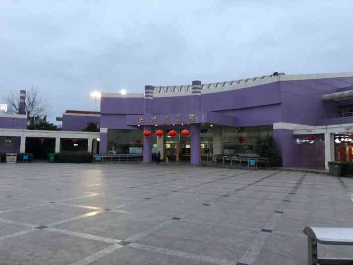 八卦洲服务区停车场