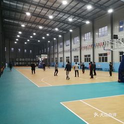 篮球场  长安区  丈八 高新运动球馆  在西安冬天,温度颇低,雾霾严重