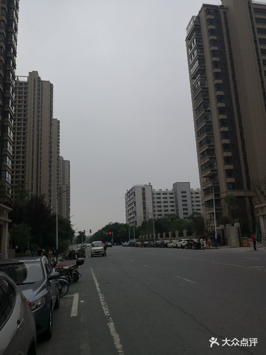 路边停车位免费但是没有车位,停进小区要五.